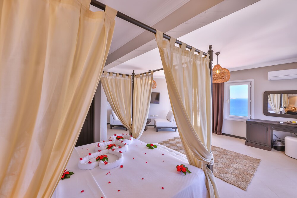 Hill House - Adults Only 50/50