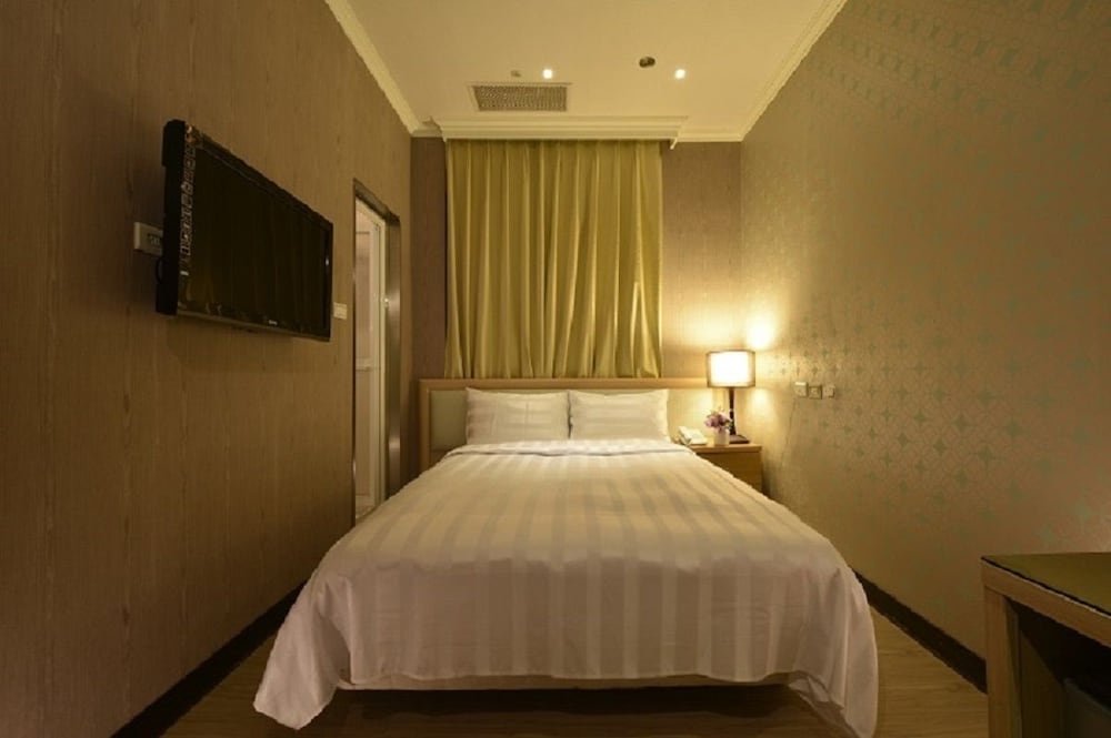 A CASA HOTEL 11/29