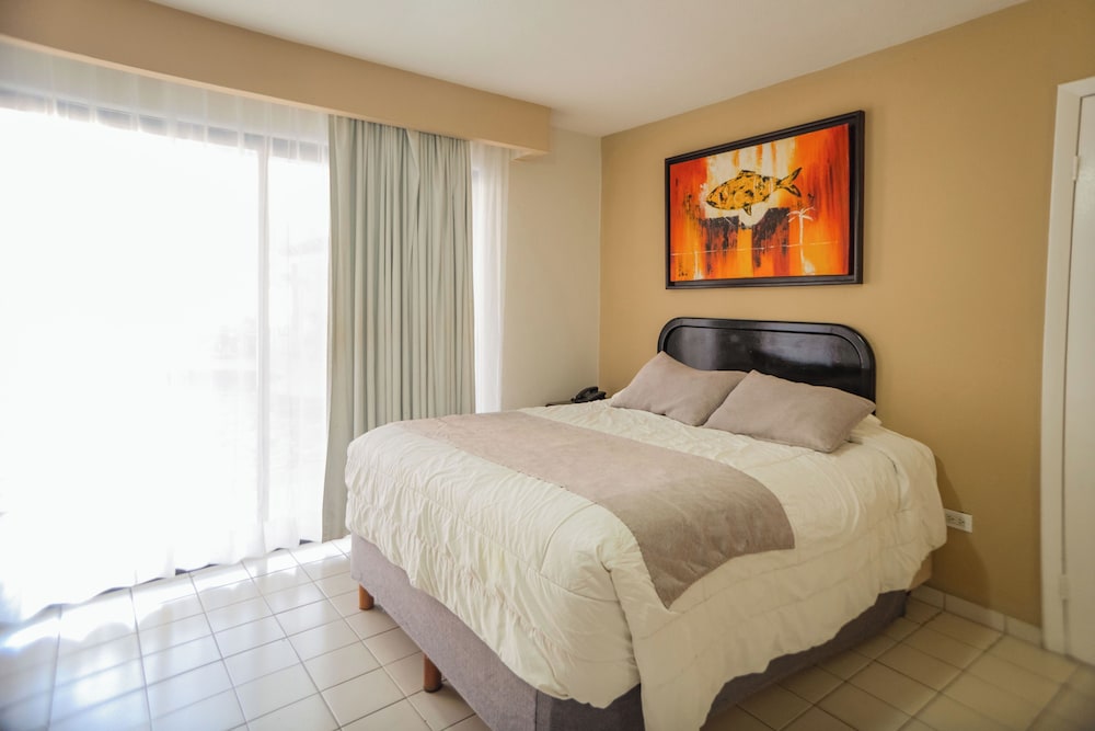 STUDIO, QUEEN BED