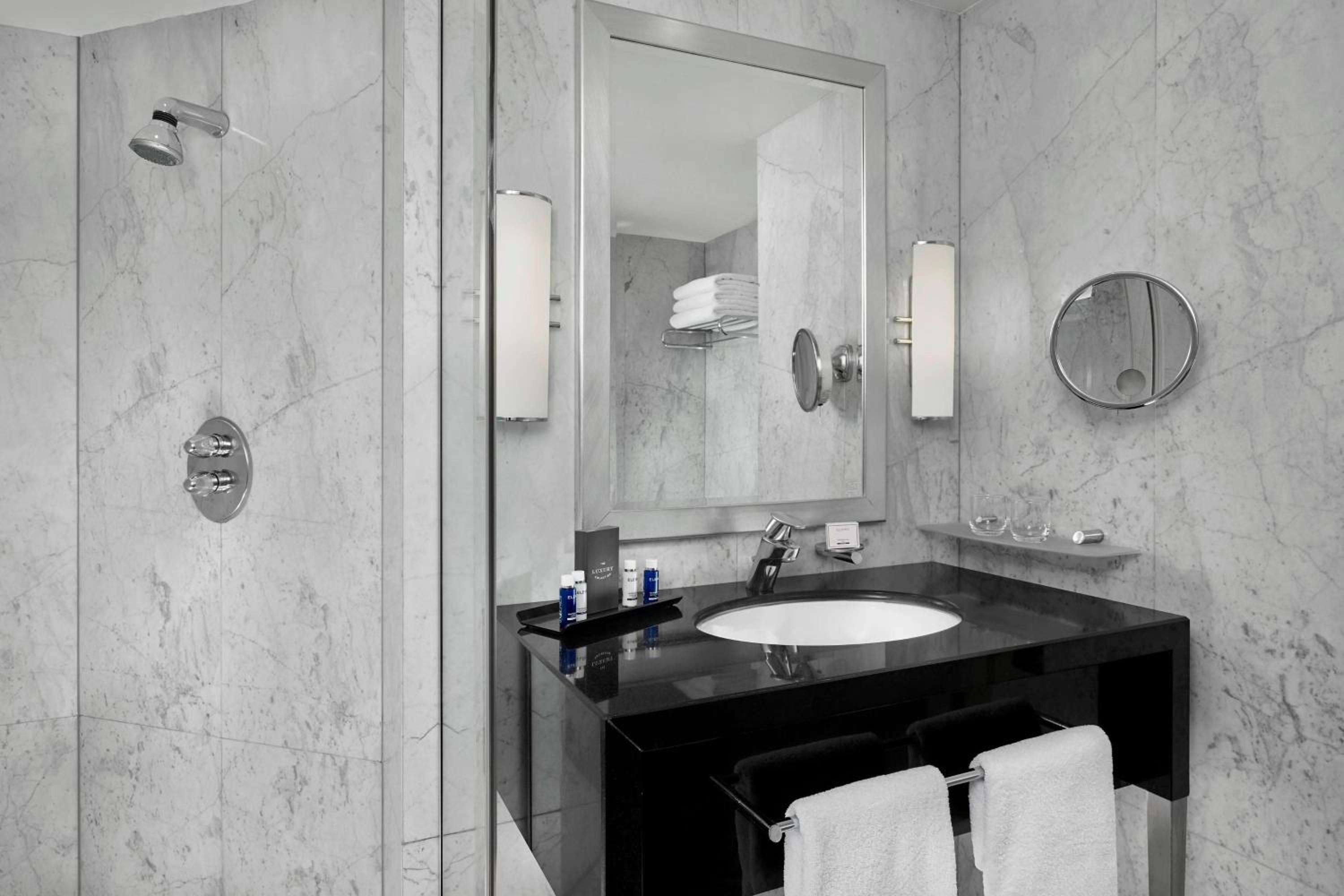 غرفة كلاسيكية بسرير كينج، The Park Tower Knightsbridge, a Luxury Collection Hotel, London 7/9
