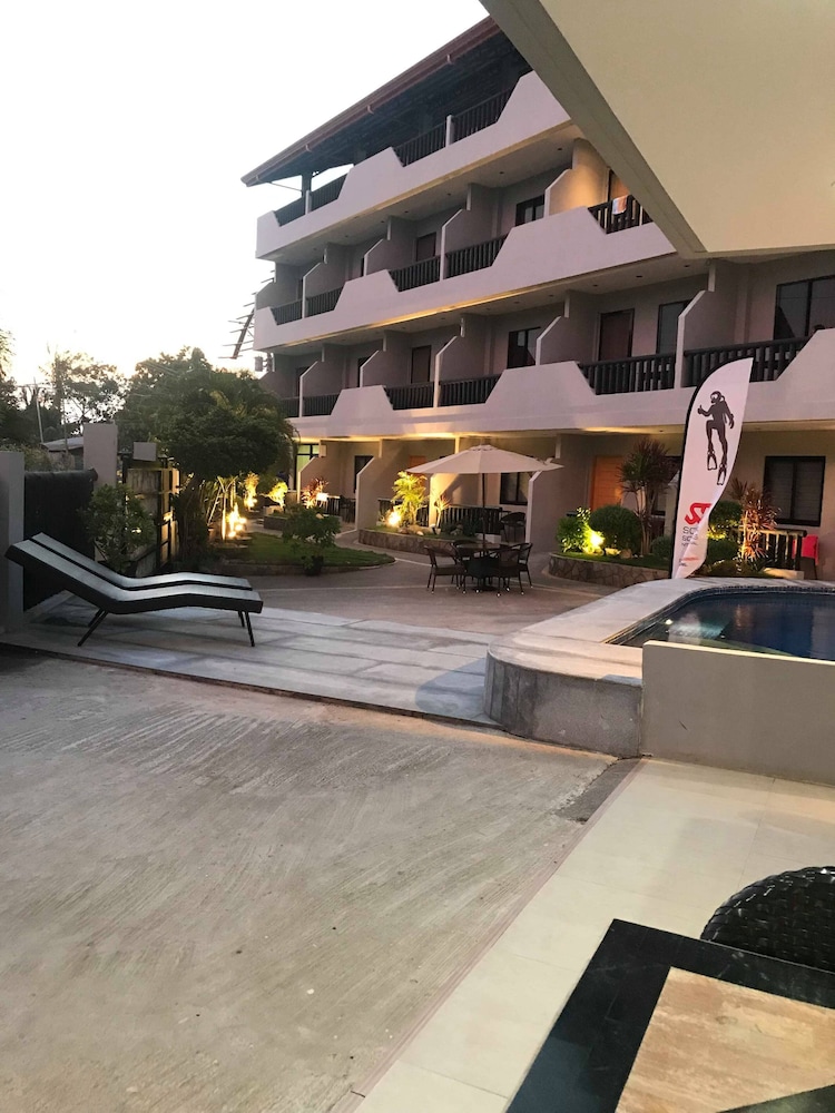 Mayfair Resort 3/35