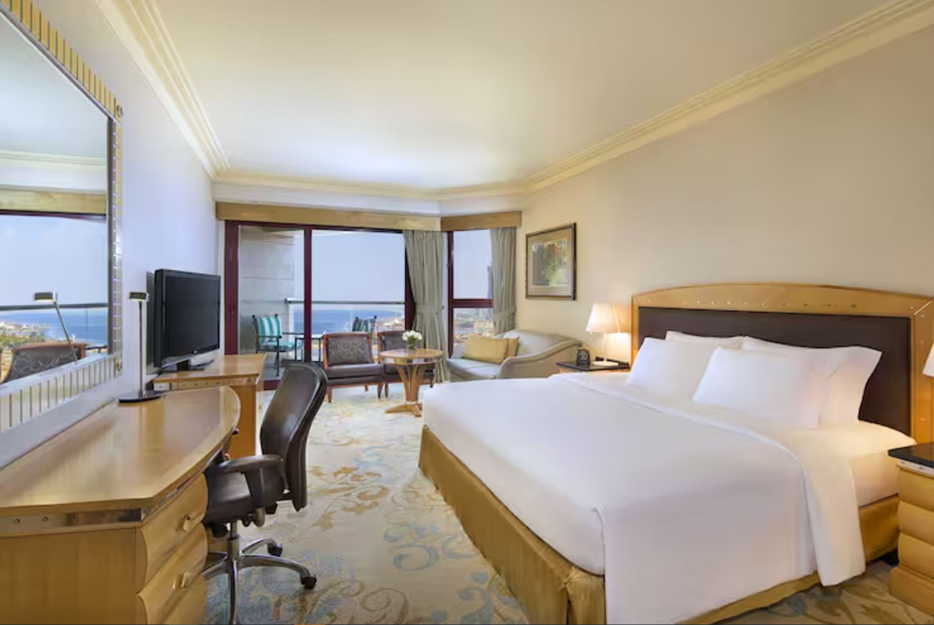 Executive, King Bed, Partial Sea View, Living Area