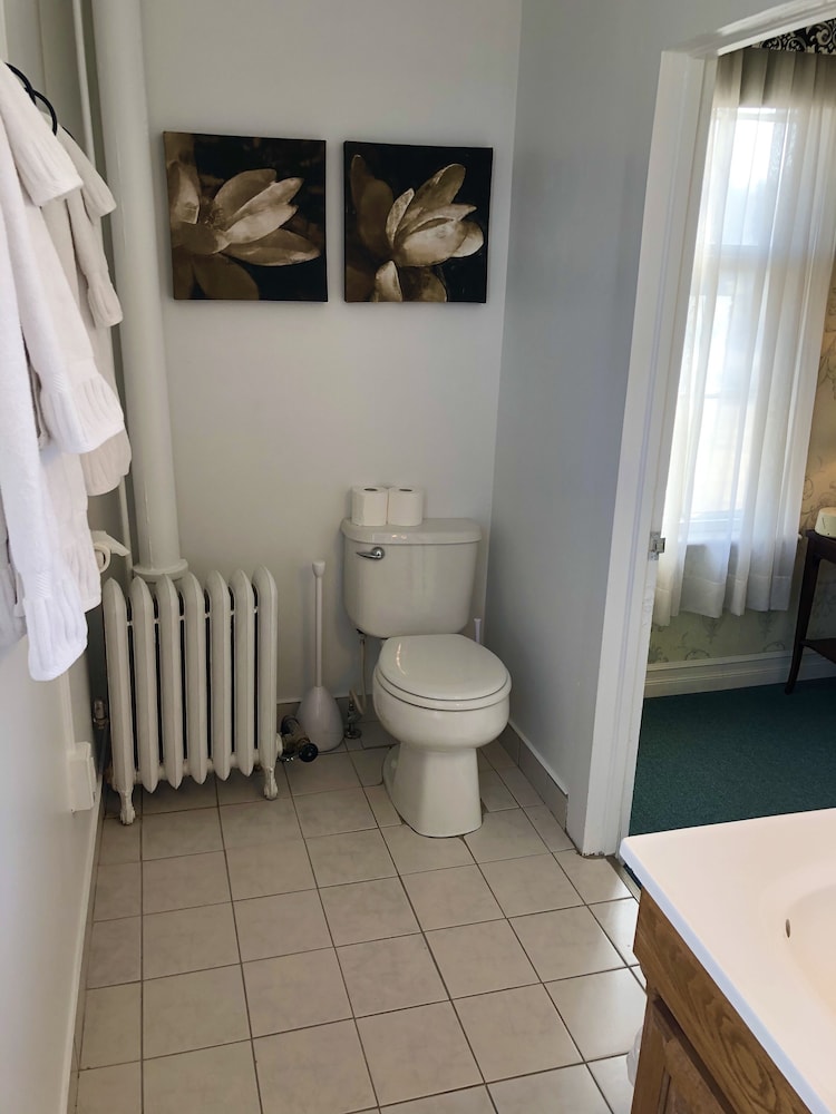 Rogues Harbor Inn 43/50