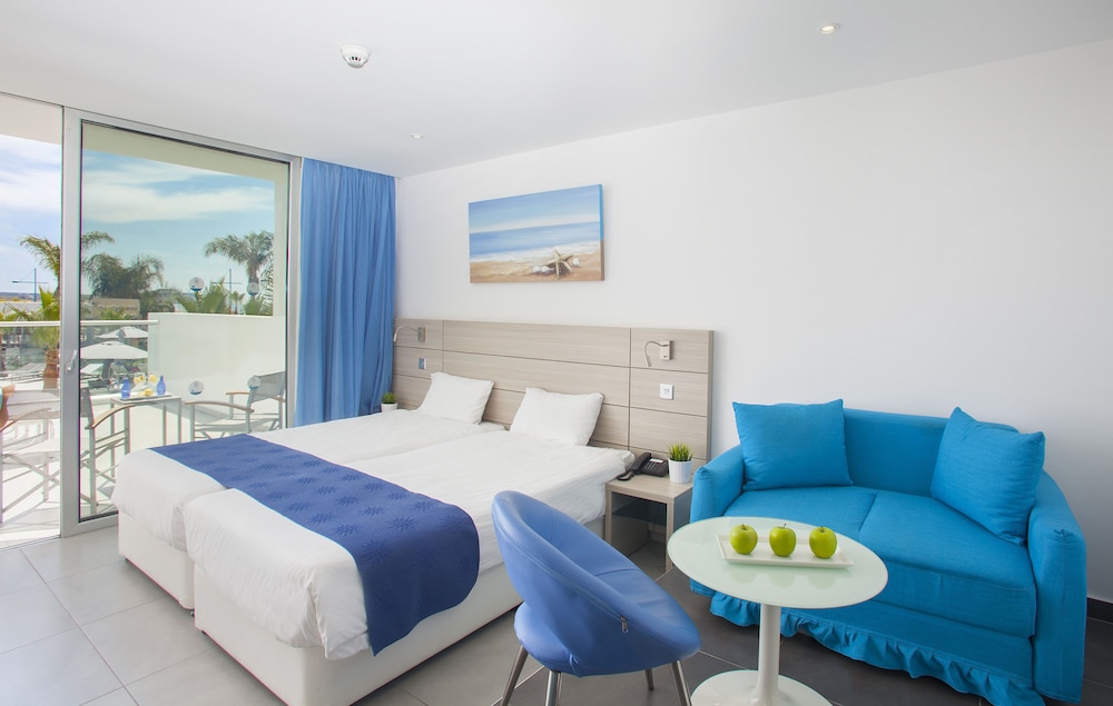 Limanaki Beach Hotel & Suites 28/36