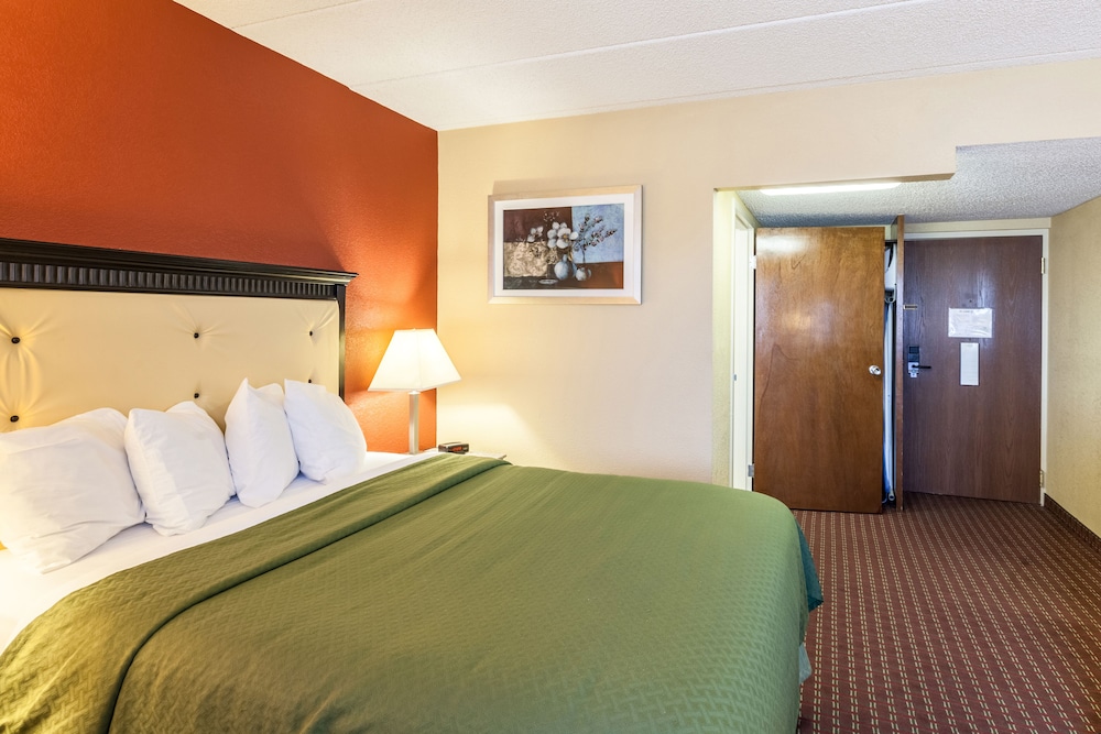 ROOM, QUEEN BED, ACCESSIBLE