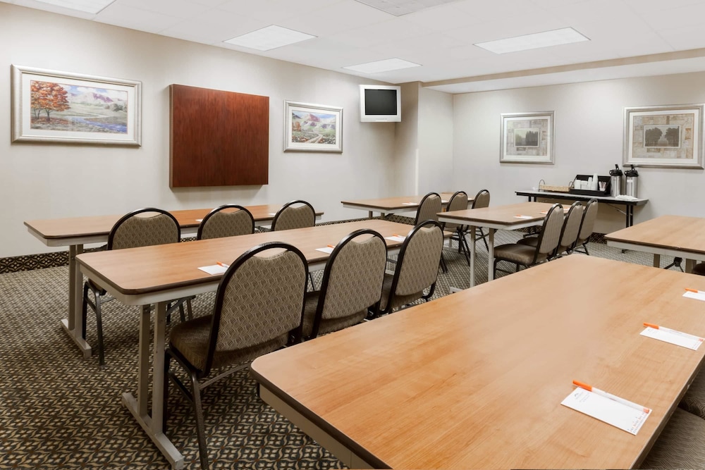 Howard Johnson By Wyndham Evansville East 28/36