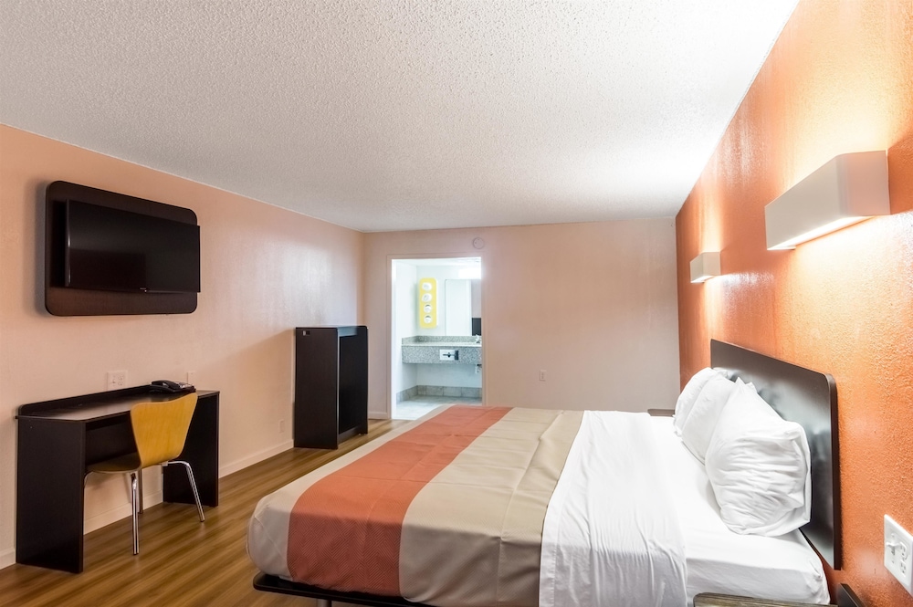 Motel 6 Clinton OK 24/64