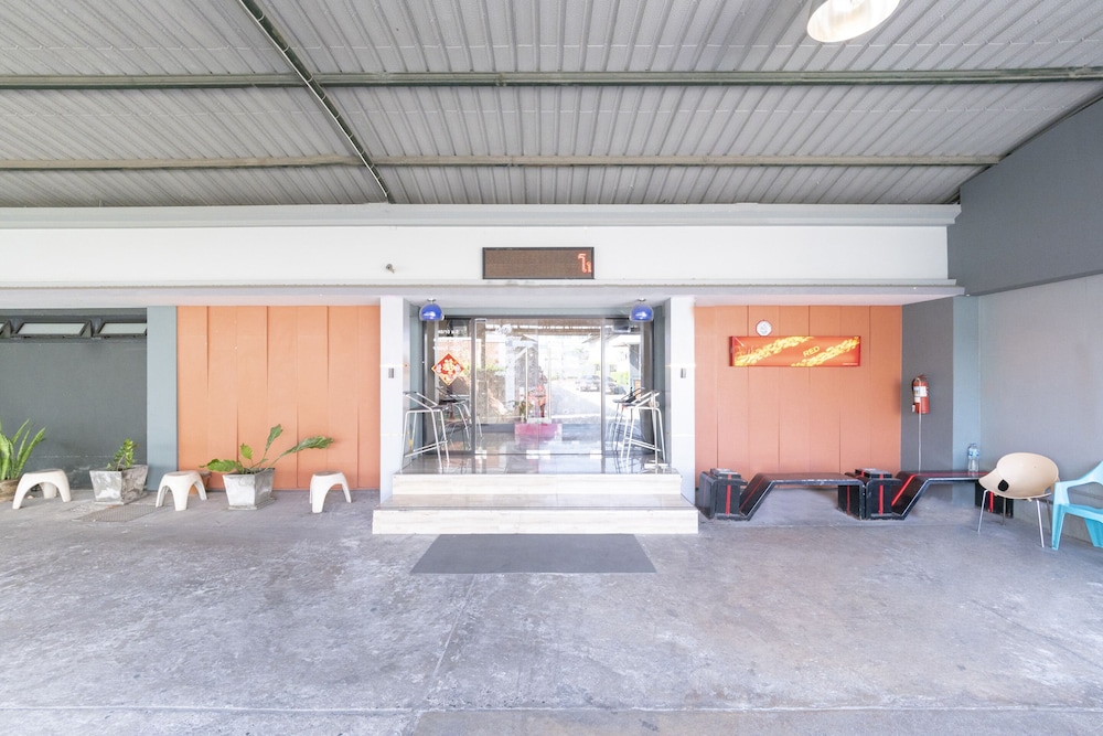 OYO 75382 Chonburi Hotel 42/42