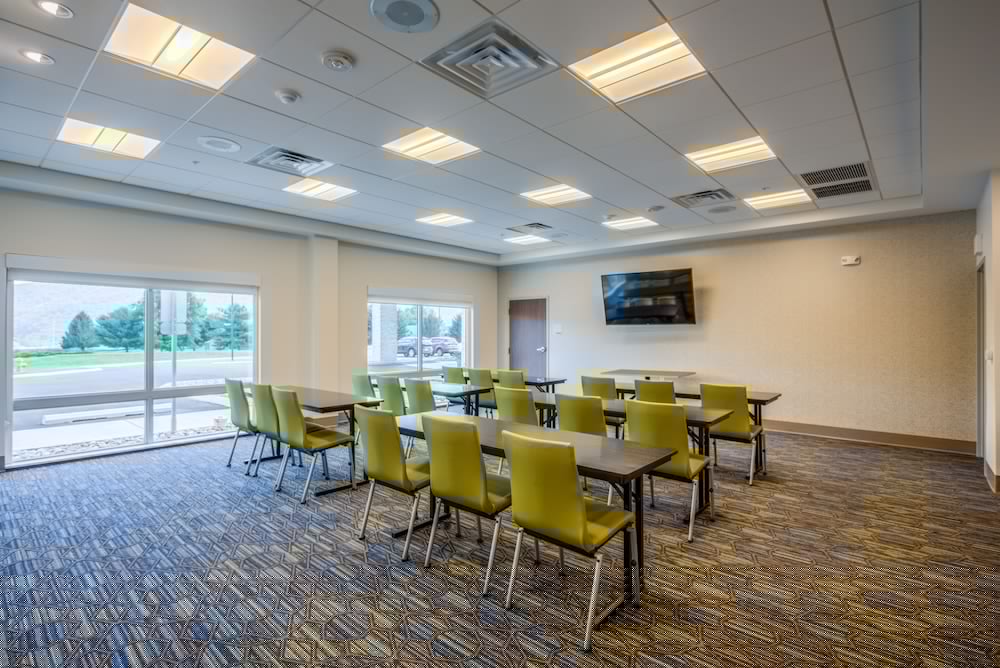 Holiday Inn Express Suites Reedsville State Coll Area 50/56