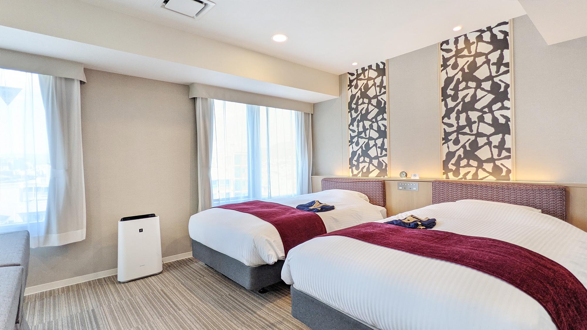 Superior, Twin Beds, River View, Night View