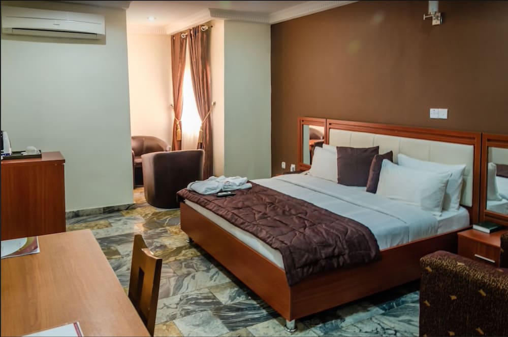 3j Apos S Hotel Ltd 23/64