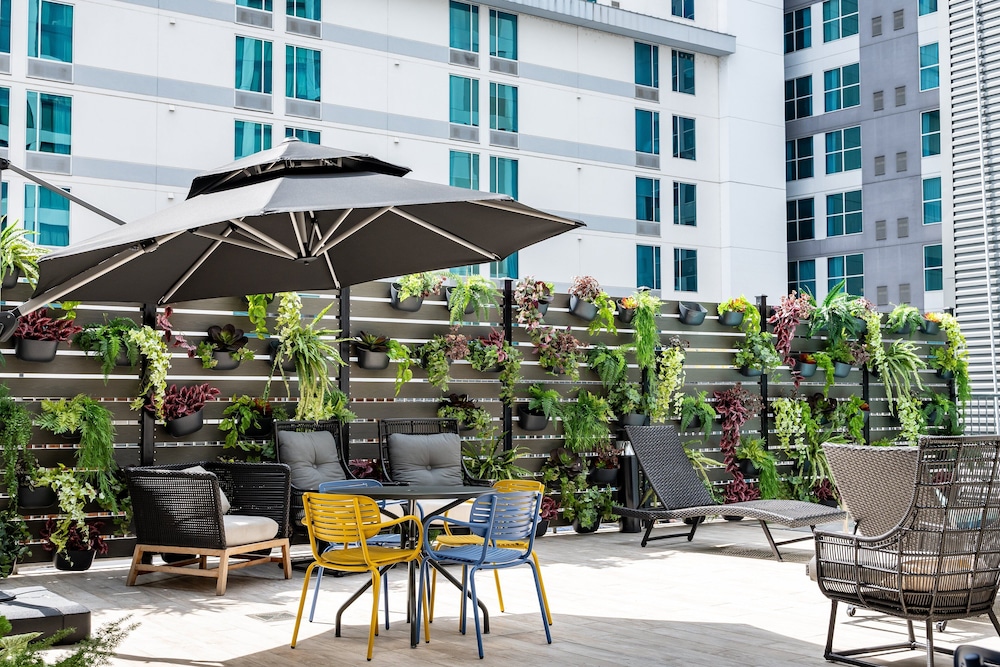 Holiday Inn & Suites Nashville Downtown Broadway 76/82