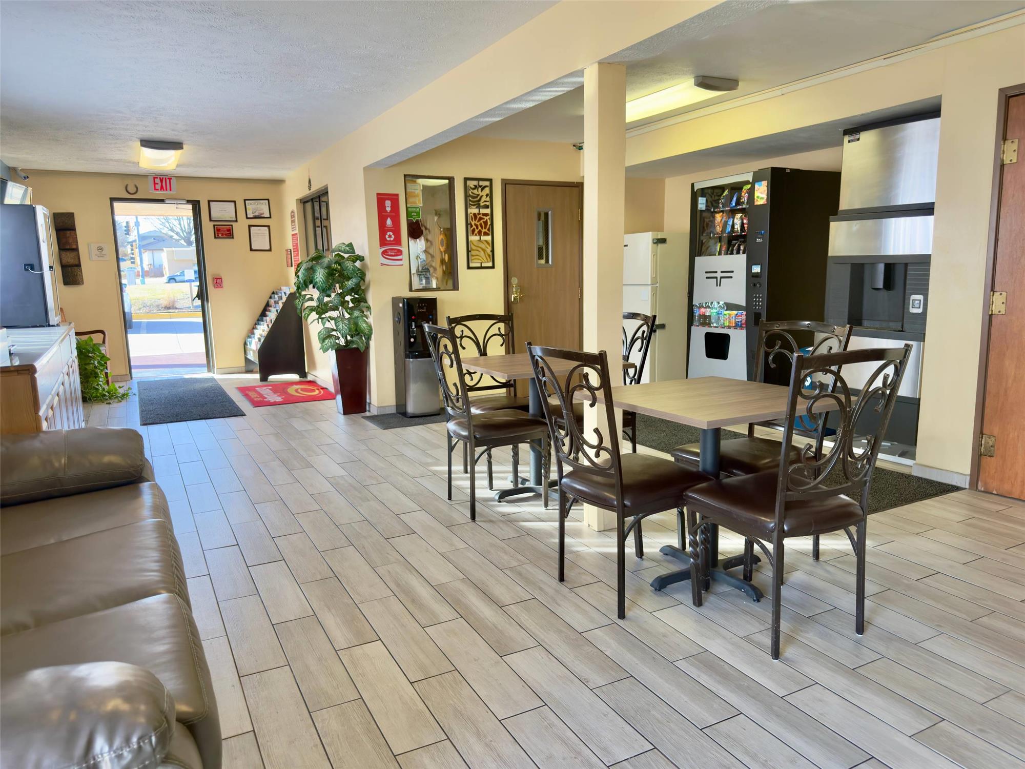 Econo Lodge Lansing Leavenworth 17/26