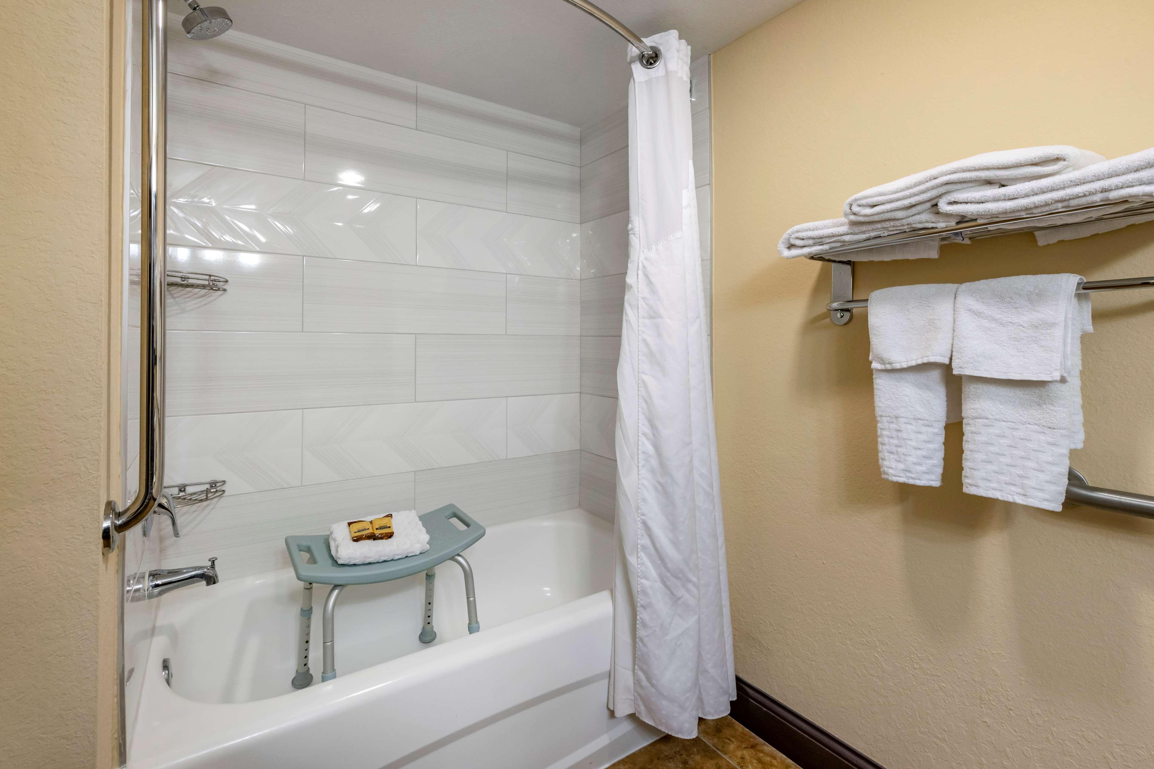 Mini, King Bed, Bathtub, Accessible، Best Western Plus Flagler Beach Area Inn & Suites 3/3