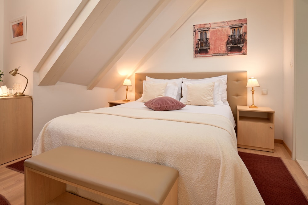 LANTERNA ROOMS 9/50