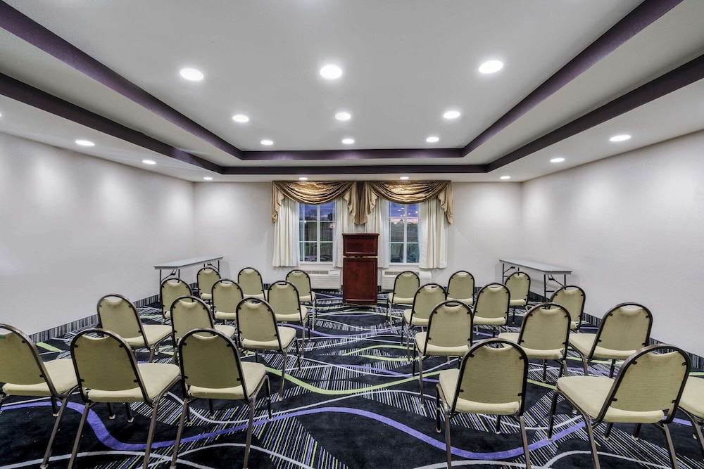 La Quinta Inn & Suites by Wyndham Canton MS 36/37