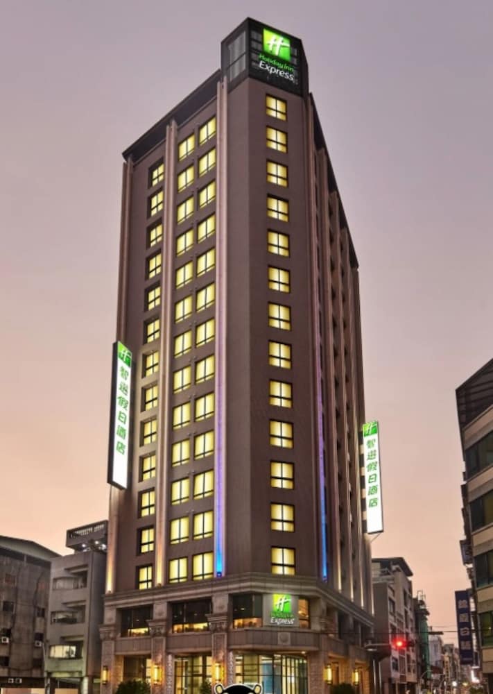 Holiday Inn Express Kaohsiung Love River 1/49