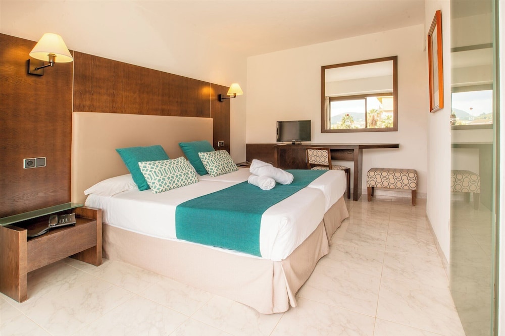 ROOM, DOUBLE BED, PARTIAL OCEAN VIEW, BALCONY