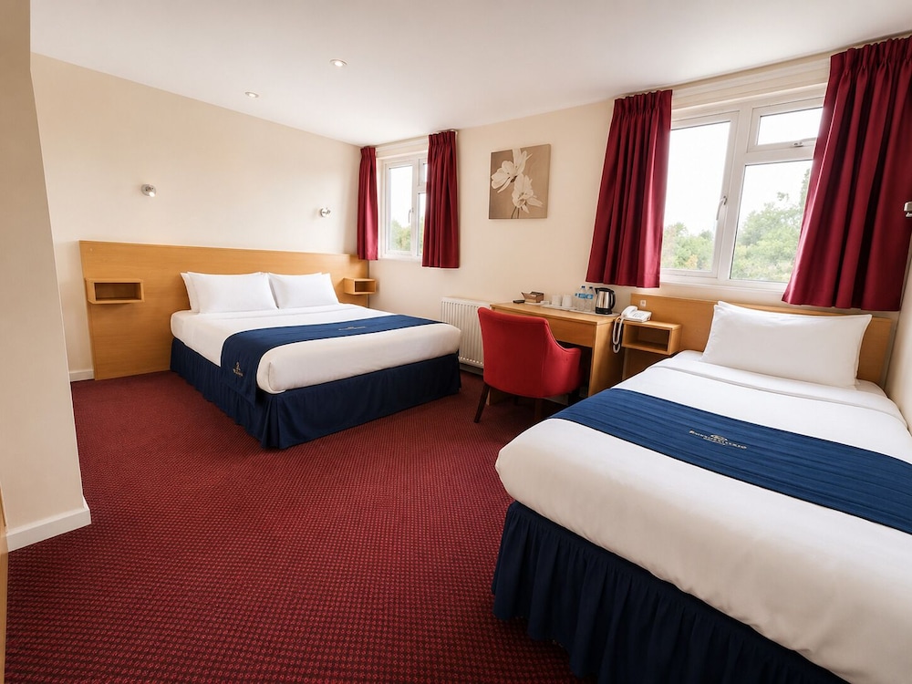 غرفة عائلية بسرير مزدوج وسرير فردي، Royal Square Hotel - NEC & Birmingham Airport 2/7
