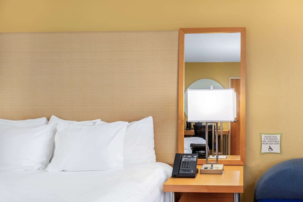 La Quinta Inn & Suites by Wyndham Sarasota Downtown 16/52