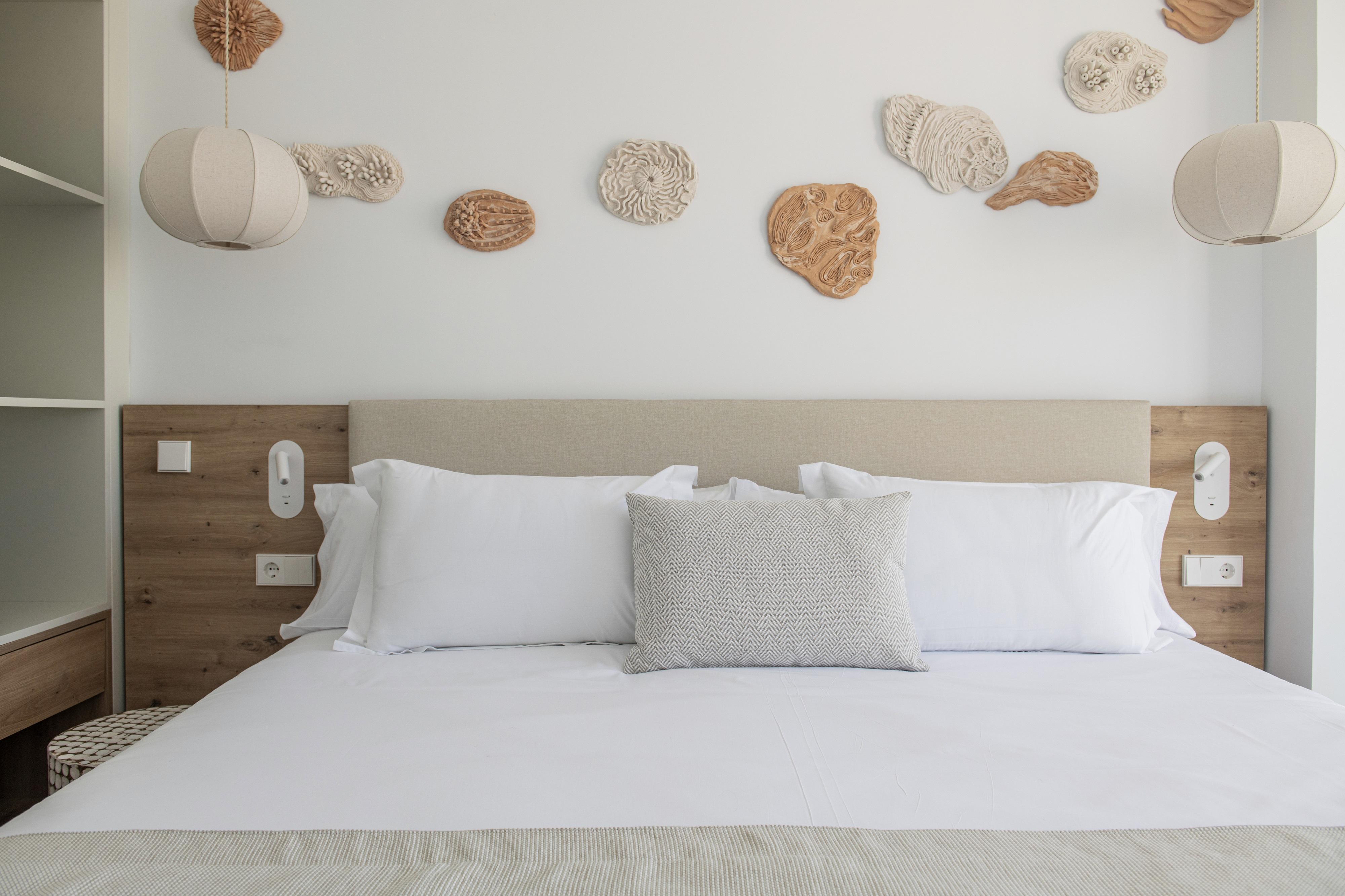 2 Bedrooms, Suite, Sea Front, Balcony or Terrace، Suites Roc Portonova 3/4