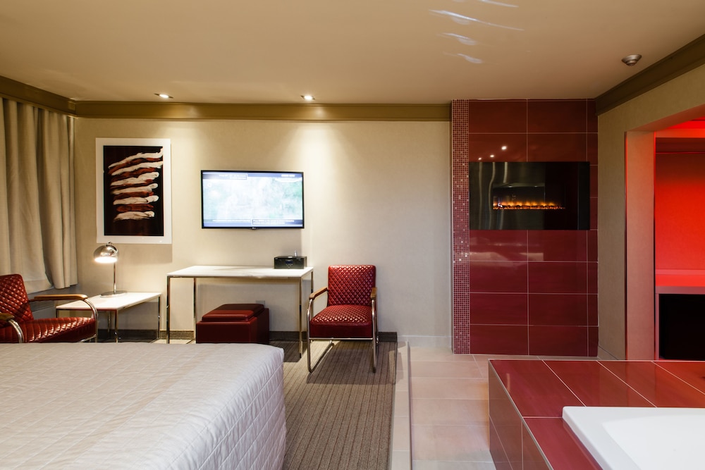 EXECUTIVE, SUITE, QUEEN BED, HOT TUB