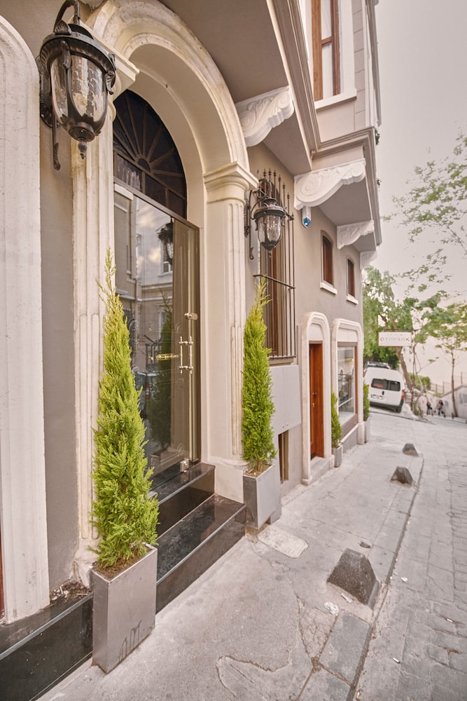 Arart Hotel 32/37