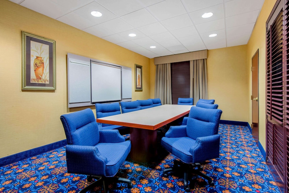 La Quinta Inn And Suites by Wyndham Mt. Laurel - Philadelphia 54/62