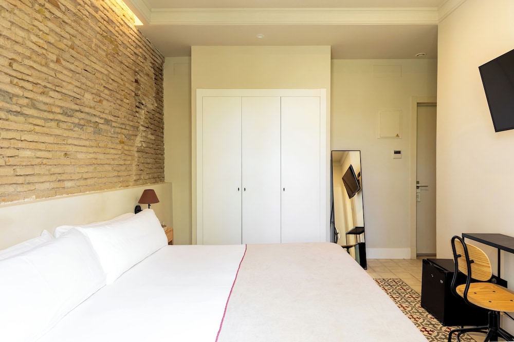 DELUXE, BALCONY OR PATIO
