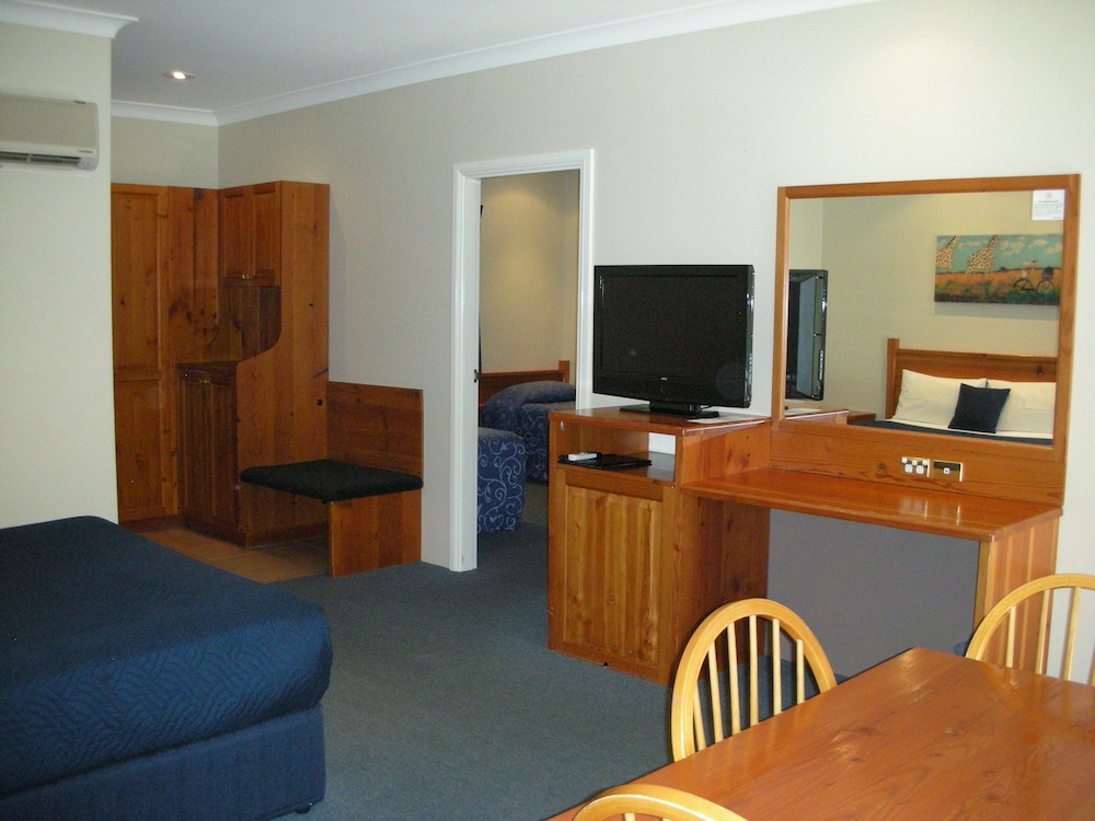 Breakout Motor Inn 18/20
