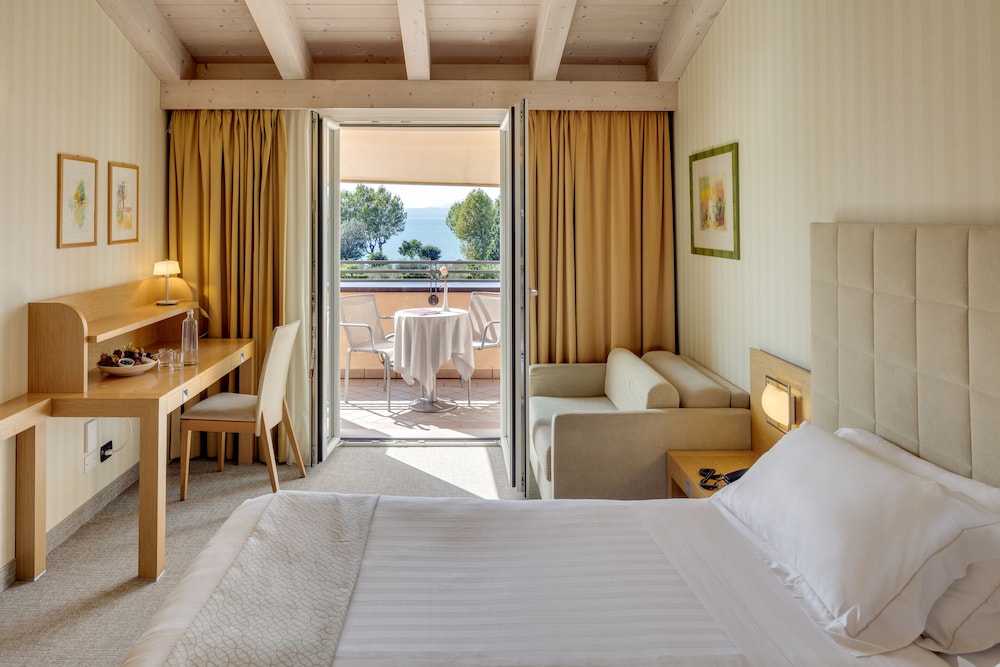 TOP, COMFORT, DOUBLE OR TWIN BED, LAKE VIEW, BALCONY