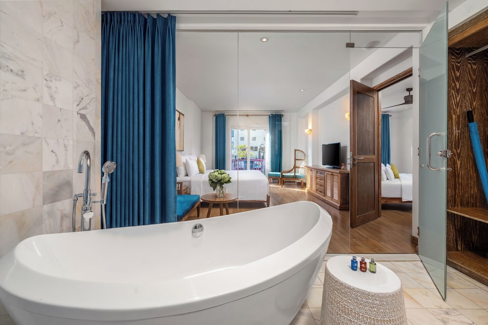 Suite, King and Twin Beds, Pool or City View, Balcony، Risemount Premier Resort Danang 9/9