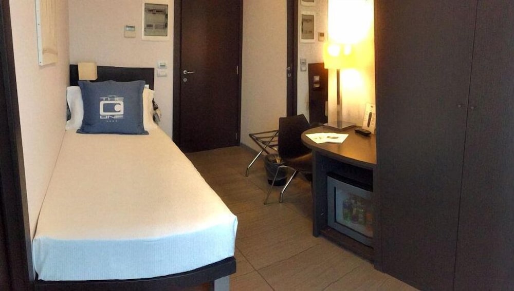 ROOM, SINGLE