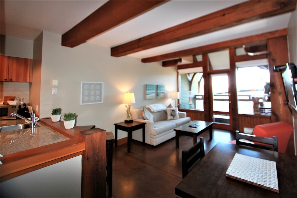 Seaside Ucluelet Hotel 8/34