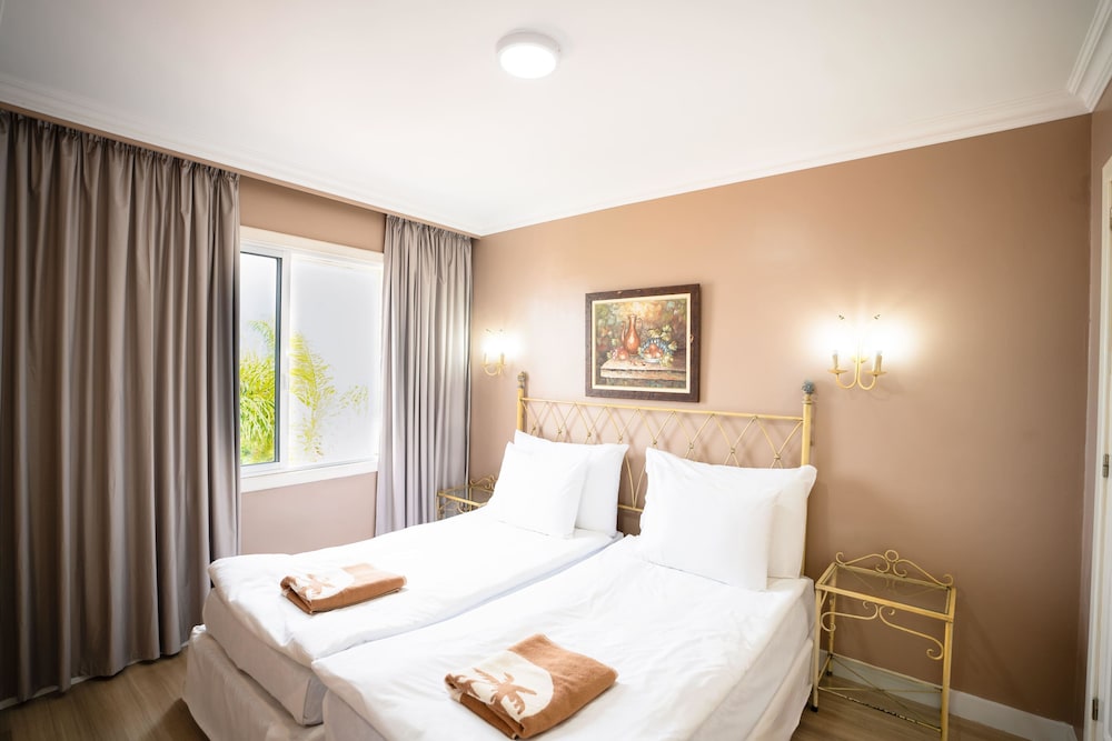 Coral La Quinta Park Suites 16/60