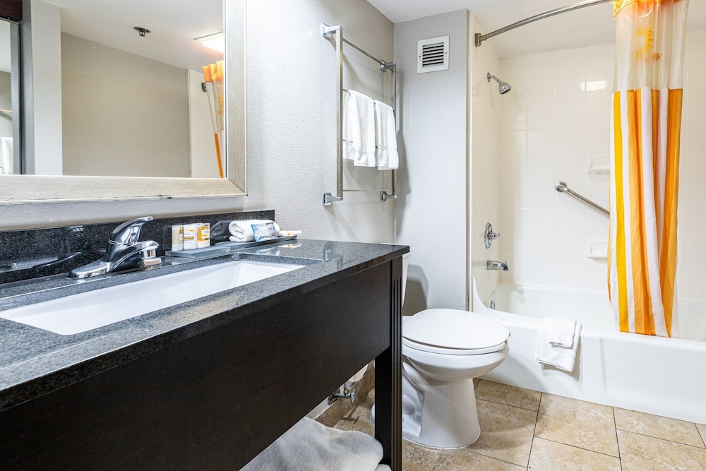 La Quinta Inn & Suites by Wyndham Dallas I-35 Walnut Hill Ln 15/46