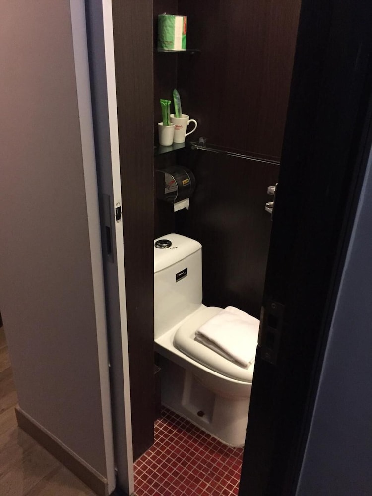 Metroplace Olympic Hotel 37/40