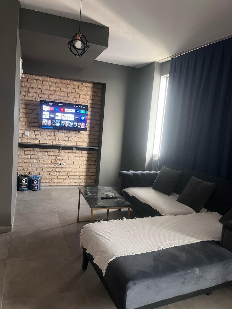 Hill Suites 6/34