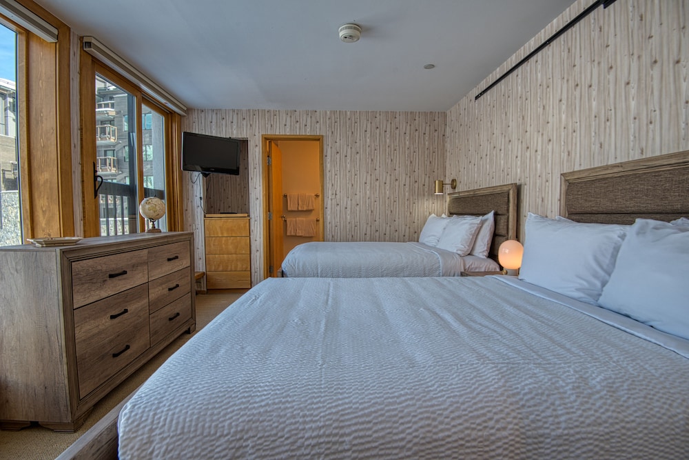 3 BEDROOMS, CONDO, LUXURY