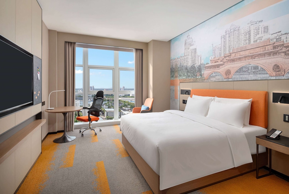 DELUXE, KING BED