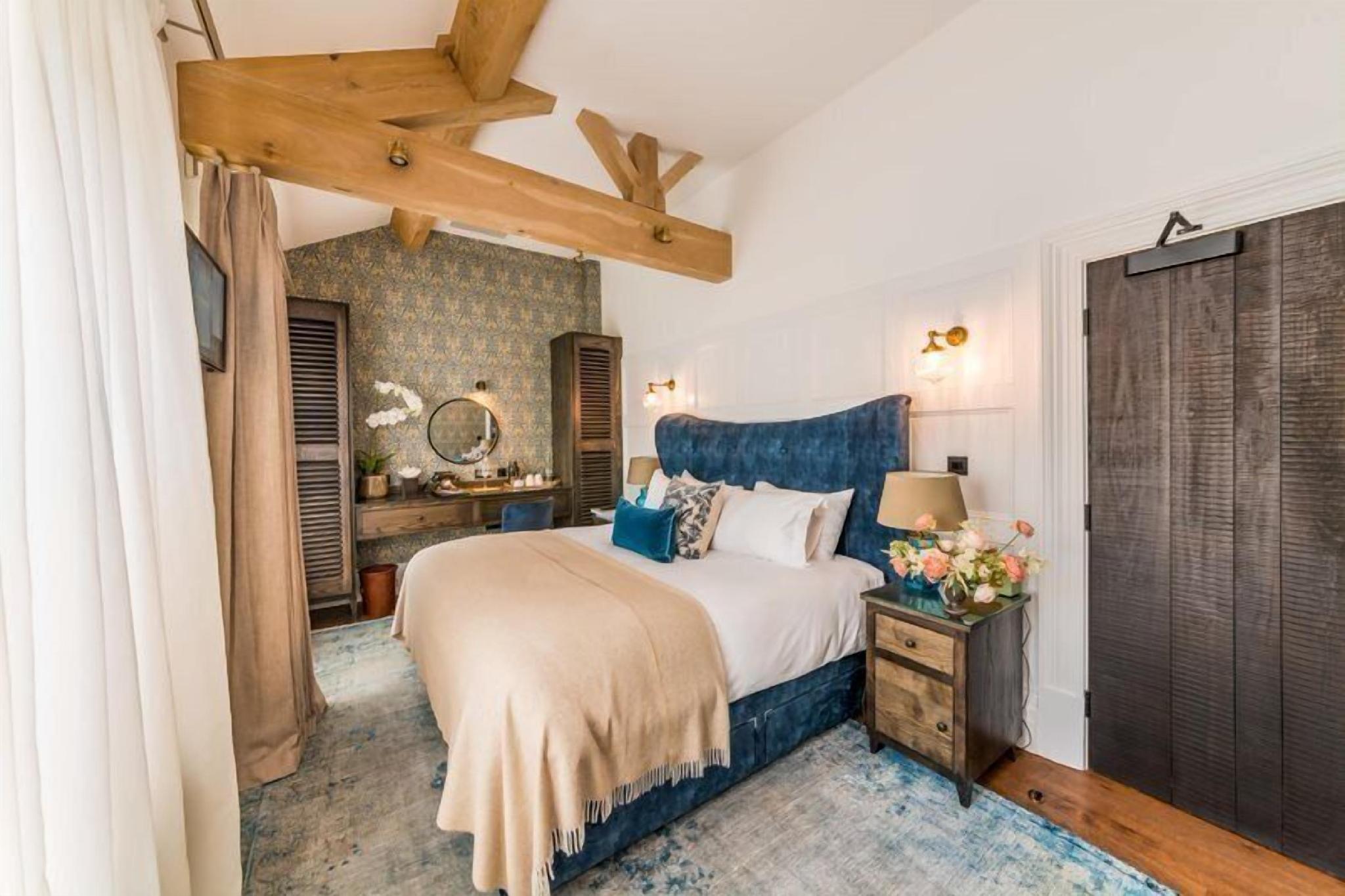 Manor House Lindley 8/31