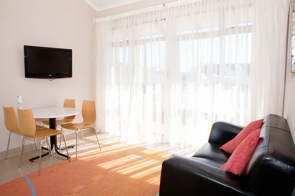 The Avenue Hotel 33/51