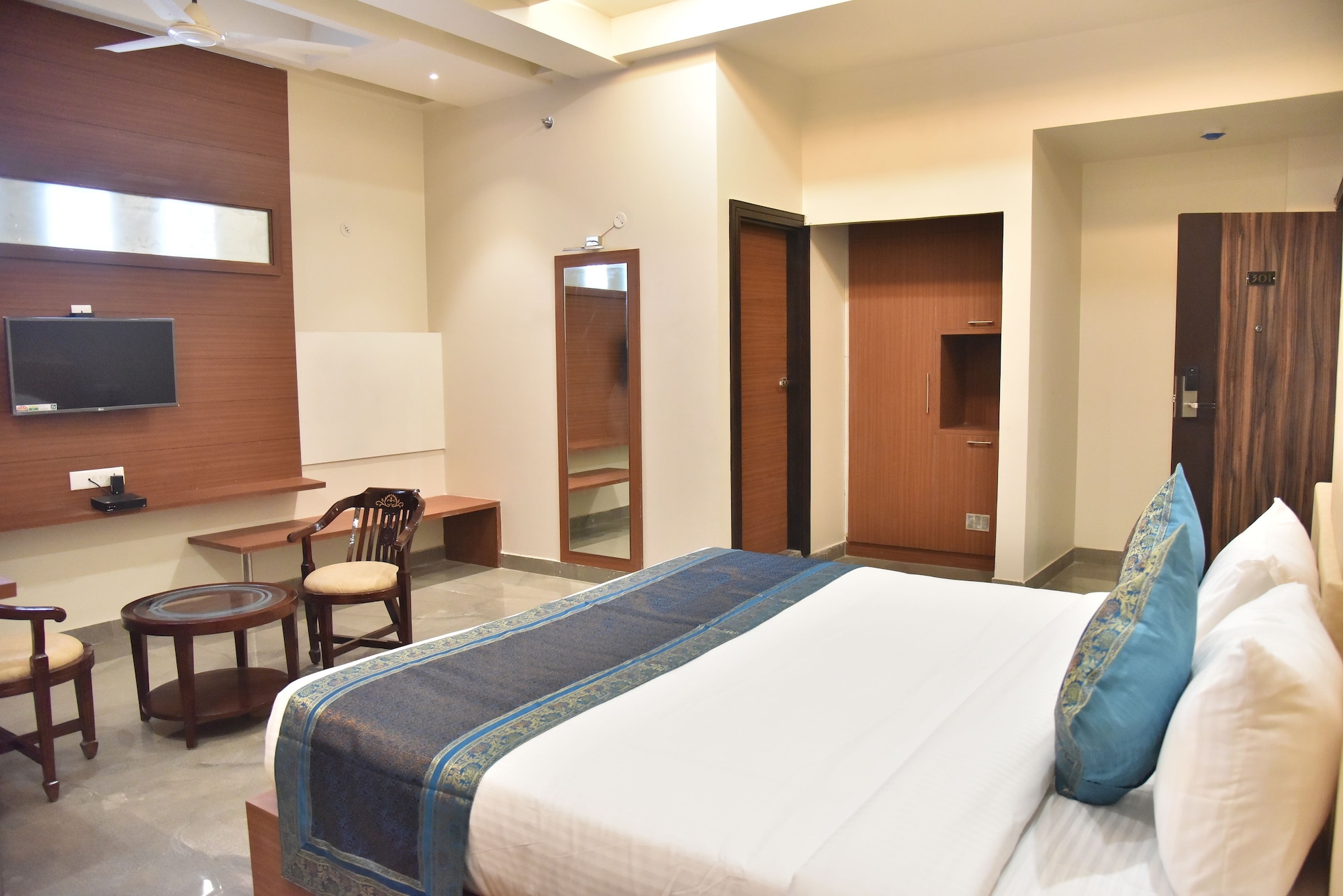 CLUB, KING BED