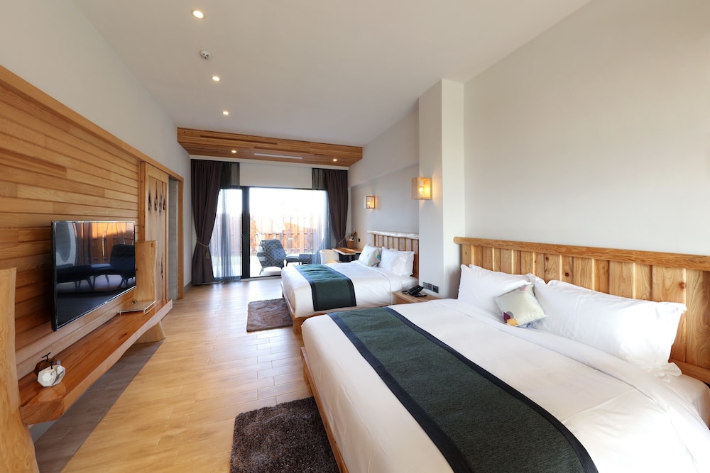 ELITE, QUADRUPLE, 2 QUEEN BEDS, COURTYARD VIEW, COURTYARD AREA