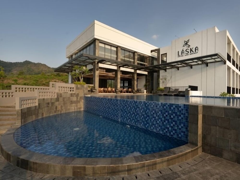 Laska Hotel and Resort Ciletuh 38/40