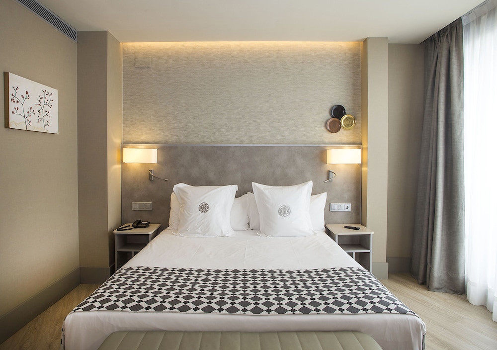 DELUXE, DOUBLE BED