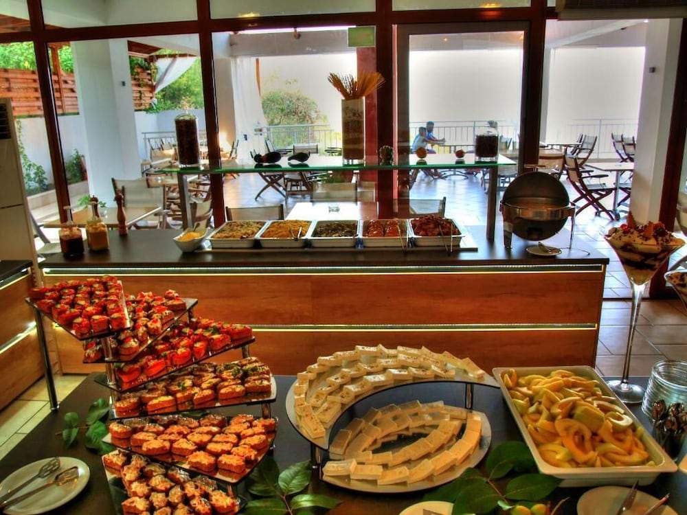 Maranton Beach Hotel 45/55