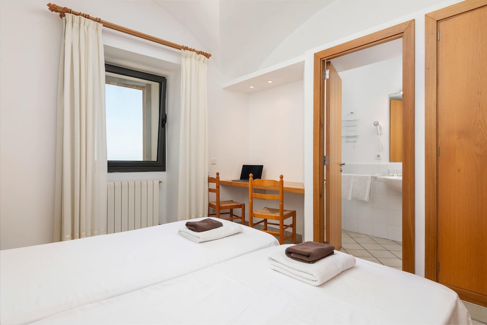Petit Hotel Hostatgeria Sant Salvador 8/66