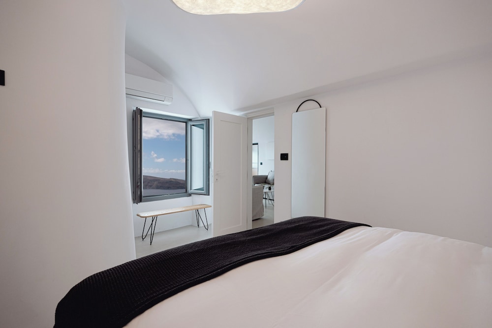 Suite, Queen Bed, Caldera View, Sofa, Hot Tub