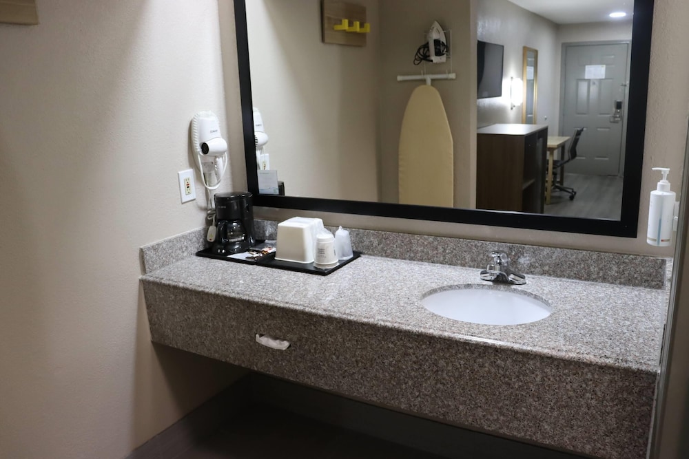 Super 8 By Wyndham Cabot 23/24